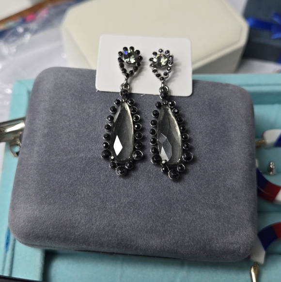 Avon Vintage Earrings Black Glass Stones Teardrop Earrings - Picture 7 of 16